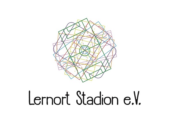 Logo des Lernort Stadions e.V. – abstraktes Design aus farbigen Linien, die ein Fußballfeld symbolisieren, darunter der Schriftzug "Lernort Stadion e.V.".