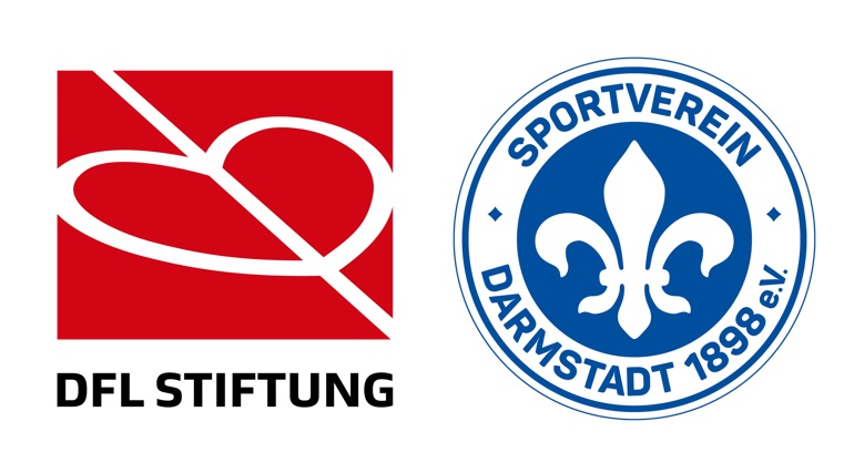 DFL Stiftung Logo mit dem Logo des SV Darmstadt 98. Der Schriftzug "DFL STIFTUNG" steht links neben einem roten Quadrat mit einem stilisierten, weißen Herz, das von einem roten Band durchkreuzt wird. Rechts davon befindet sich das blaue Vereinslogo des SV Darmstadt 98 mit einer weißen Lilie im Inneren und dem Schriftzug "SPORTVEREIN DARMSTADT 1898 e.V." rundherum.