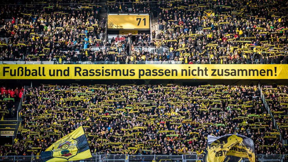 Tolle Aktion vor der Bundesliga-Partie zwischen BVB und Sport-Club © DFL DEUTSCHE FUSSBALL LIGA / Lukas Schulze