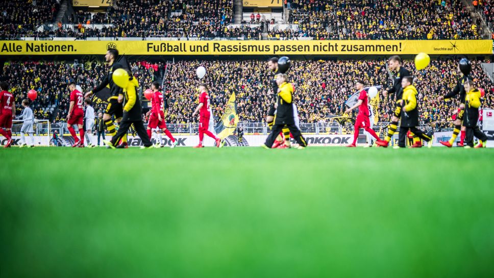 Ein Banner im SIGNAL IDUNA PARK © DFL DEUTSCHE FUSSBALL LIGA / Lukas Schulze