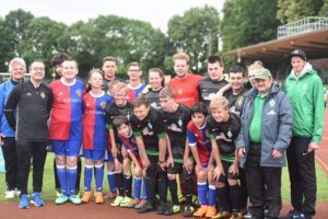 Mannschaftsfoto von Jugendlichen in Fußballtrikots vor einer Tribüne, vermutlich beim Werder-Cup 2018.