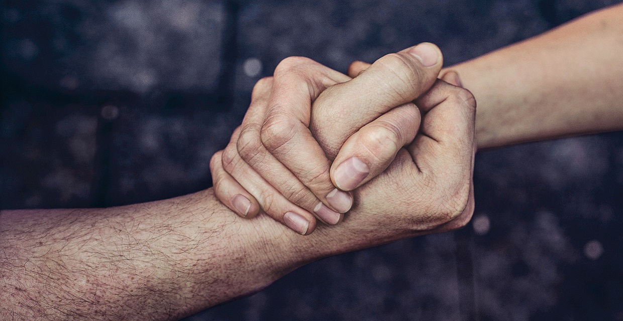 Händeschütteln als Zeichen von Zusammenhalt und Unterstützung.