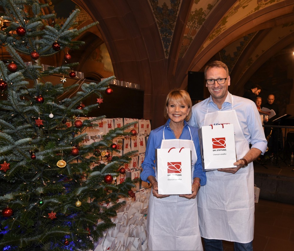 Stefan Kiefer und Uschi Glas beim Weihnachtsgans-Essen für Obdachlose