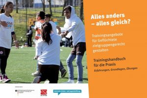 Eine Gruppe Jugendlicher, gemischt geschlechtlich, spielt auf einem Fußballplatz. Im Vordergrund jubelt ein Spieler mit erhobenen Armen, umgeben von anderen Mitspielern. Im Hintergrund steht der Titel "Trainingshandbuch für die Praxis Erfahrungen, Grundlagen, Übungen" auf orangefarbenem Hintergrund. Darunter sind Logos der Deutschen Kinder- und Jugendstiftung und der DFL Stiftung zu sehen.