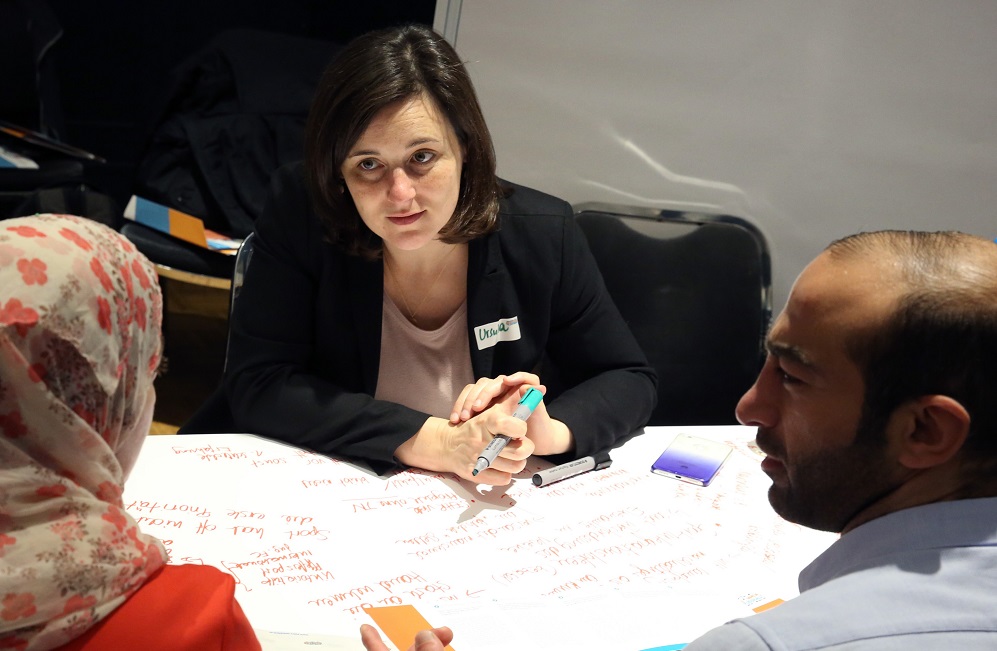 Ursula Csejtei sitzt in einer Projektbesprechung mit zwei weiteren Personen