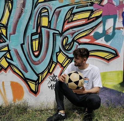 Ahmad (Stuttgarter Bündnis): Hier ist Ahmad, er ist 20 Jahre alt und spielt seit seiner Kindheit Fußball. Für Ahmad ist Fußball eine Herausforderung.