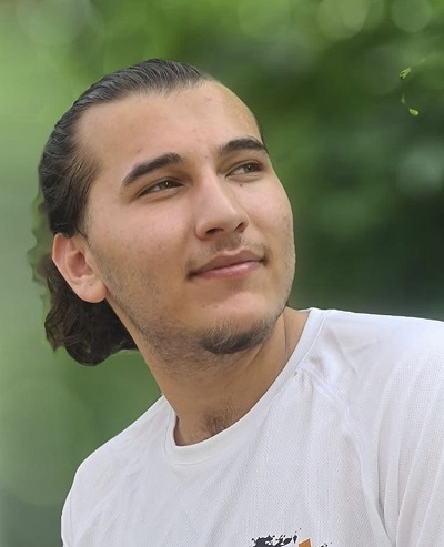 Basaeef (Mainzer Bündnis): Basaeef kommt aus Syrien. Er ist Trainer und Fußballspieler bei FC Ente Bagdad. Fußball ist für ihn einfach alles. Er möchte sich gerne weiter ausbilden.