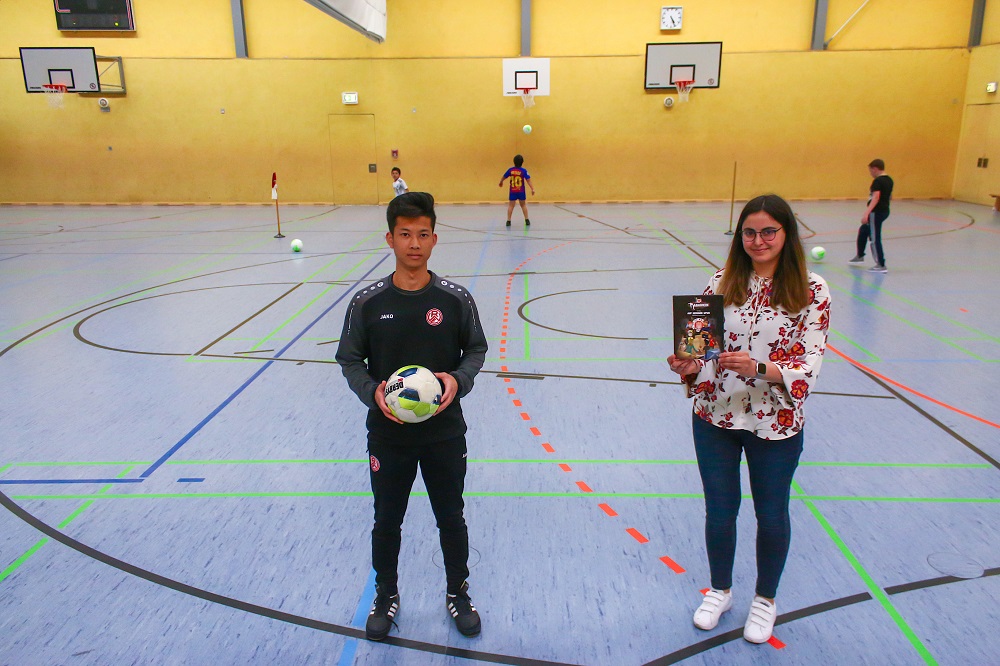Projektlehrerin Büsra Sahin und Jugendtrainer Quiang Li von Rot-Weiss Essen boten den Kindern ein abwechslungsreiches Programm.