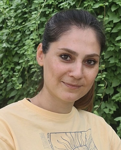 Mozhgan (Bündnis Berlin-Hertha): Mozhgan kommt aus dem Iran. Sie ist Fußball-Spielerin und -Trainerin. Die ehrenamtliche Arbeit als Fußball-Trainerin macht ihr Spaß. Ihr Ziel ist es, Profi-Trainerin zu werden.