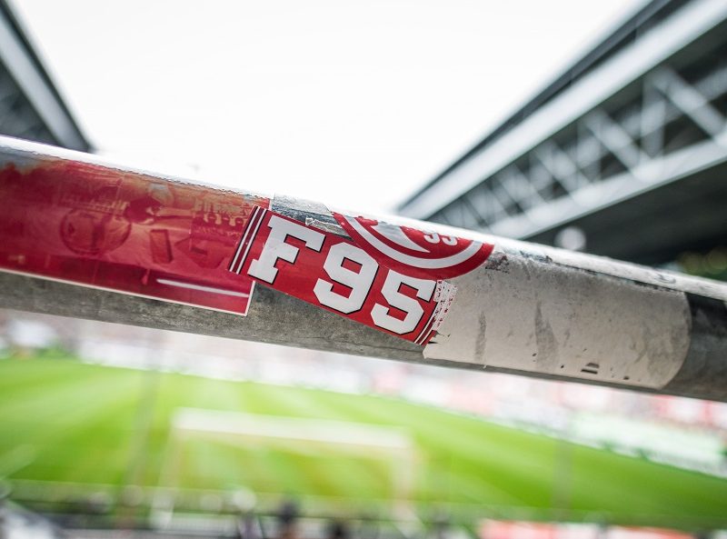 Geländerstange auf dem Stadion mit dem Aufkleber von Fortuna Düsseldorf