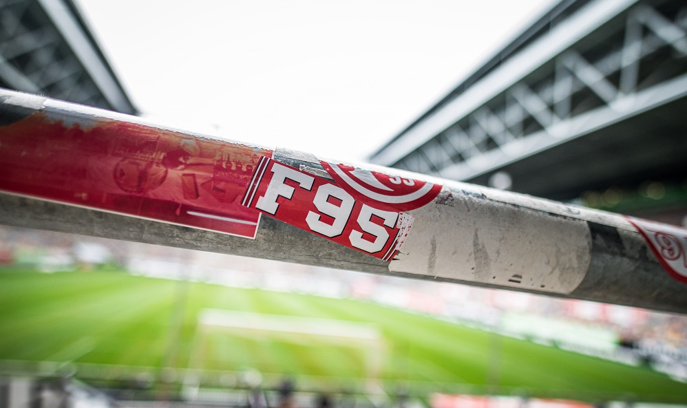 Geländerstange auf dem Stadion mit dem Aufkleber von Fortuna Düsseldorf