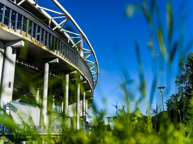 Stadion des RB Leipzig von außen bei schönem Wetter