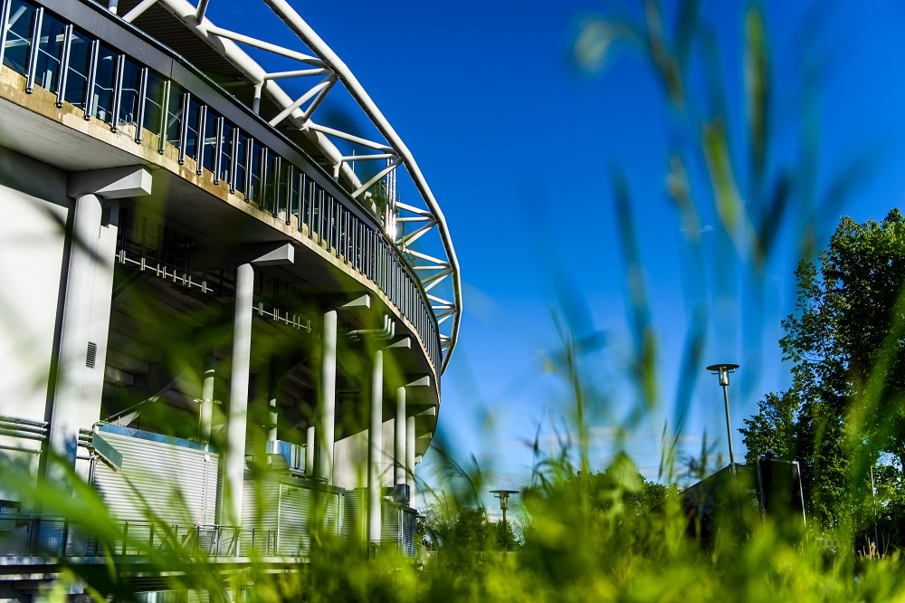 Stadion des RB Leipzig von außen bei schönem Wetter