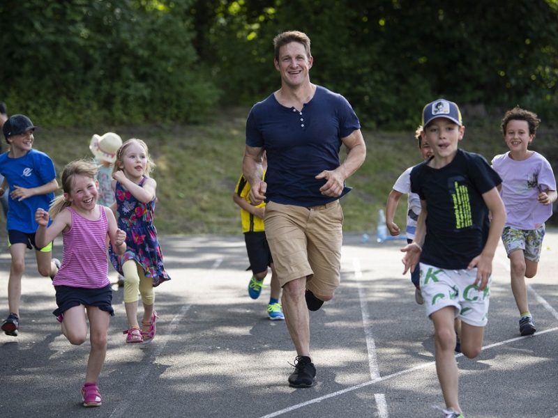 Matthias Steiner läuft mit den Kindern