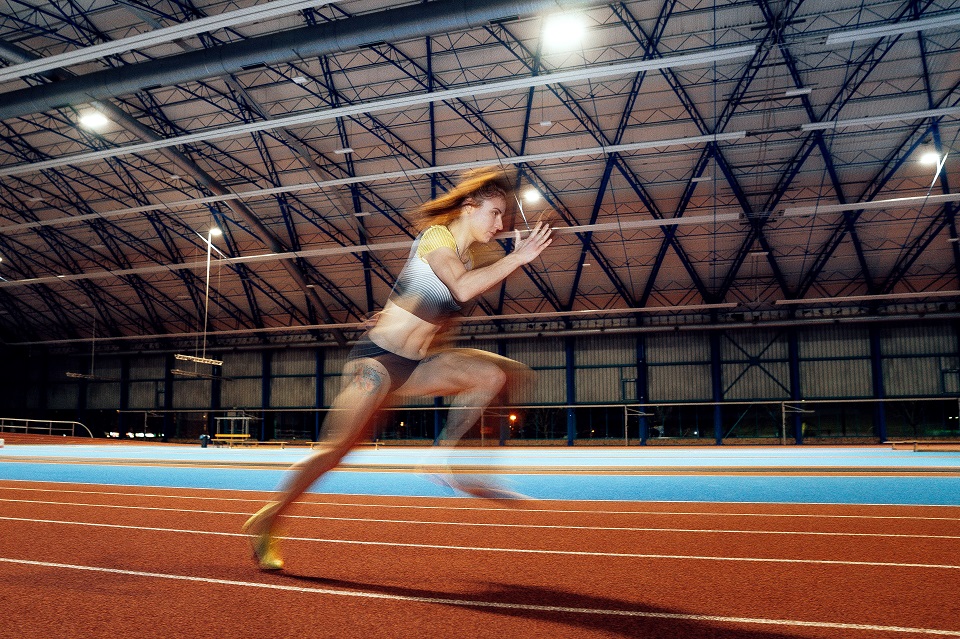 Hürdensprinterin Karolina Pahlitzsch sprintet auf der Tartanbahn einer Leichtathletik-Halle.