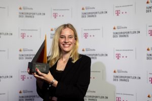 Hannah Peters hält ihren Preis in den Händen.