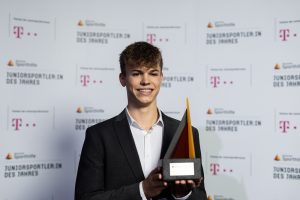 Taliso Engel hält seinen Preis in den Händen.