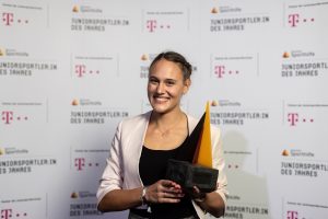 Sarah Vogel hält ihren Preis in den Händen.