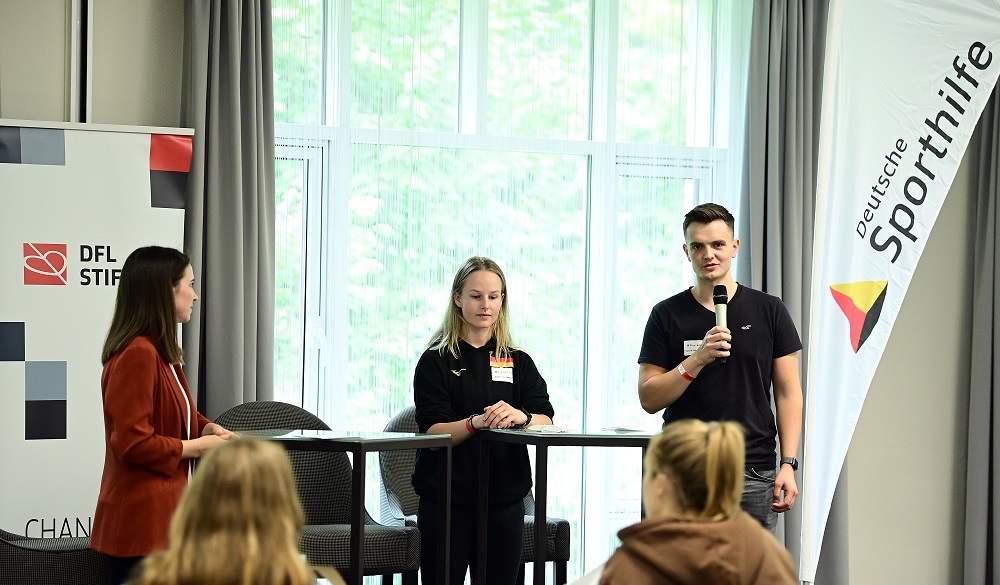 Frederike Suckert (DFL Stiftung, links) interviewt Sophie Warmuth (Mitte) und Yannik Rüddenklau.