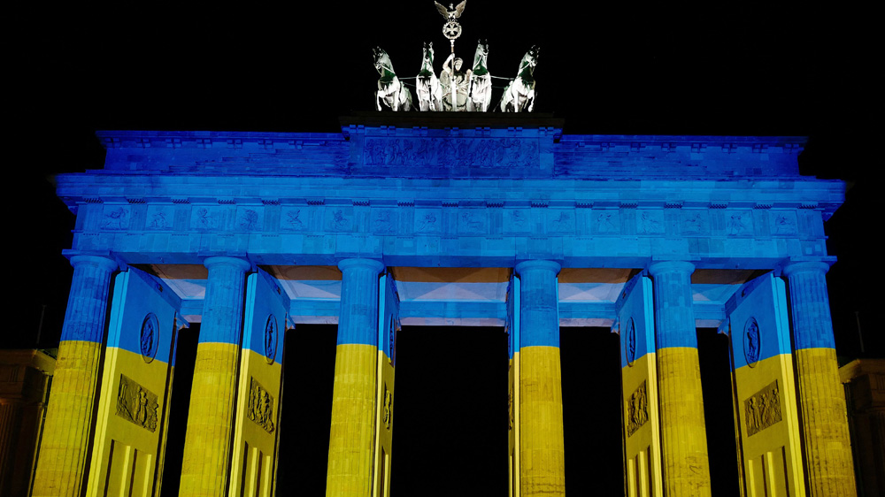 Das Brandenburger Tor angestrahlt in den Farben der ukrainischen Flagge.