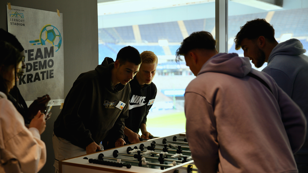 Während in den Workshops der Denksport im Vordergrund stand, kam in den Pausen auch der Tischkicker zum Einsatz.