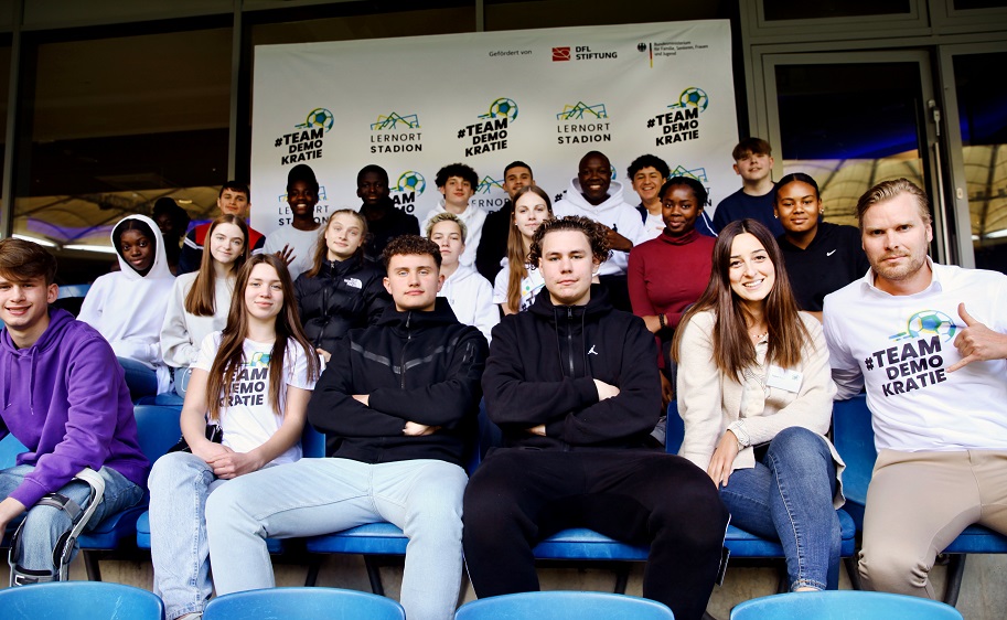 Mehr als 100 Jugendlichen kamen im Volksparkstadion in Hamburg zusammen. Einige davon posierten gemeinsam mit Rapper und Stitftungskurator Matondo Castlo für ein gemeinsames Foto.
