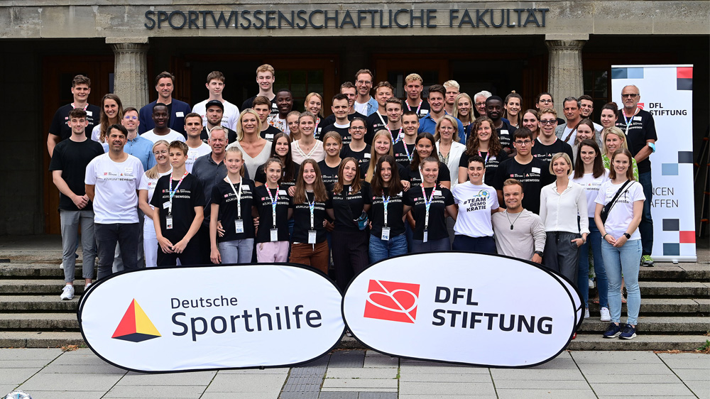 Ein Gruppenbild mit Aufstellern der Deutschen Sporthilfe und der DFL Stiftung.