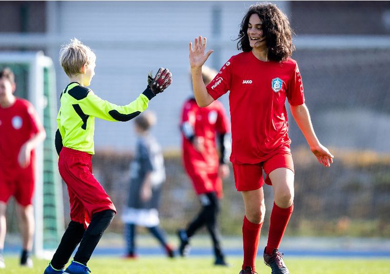 Kinder klatschen ein bei den FußballFreunde-Cups 2021