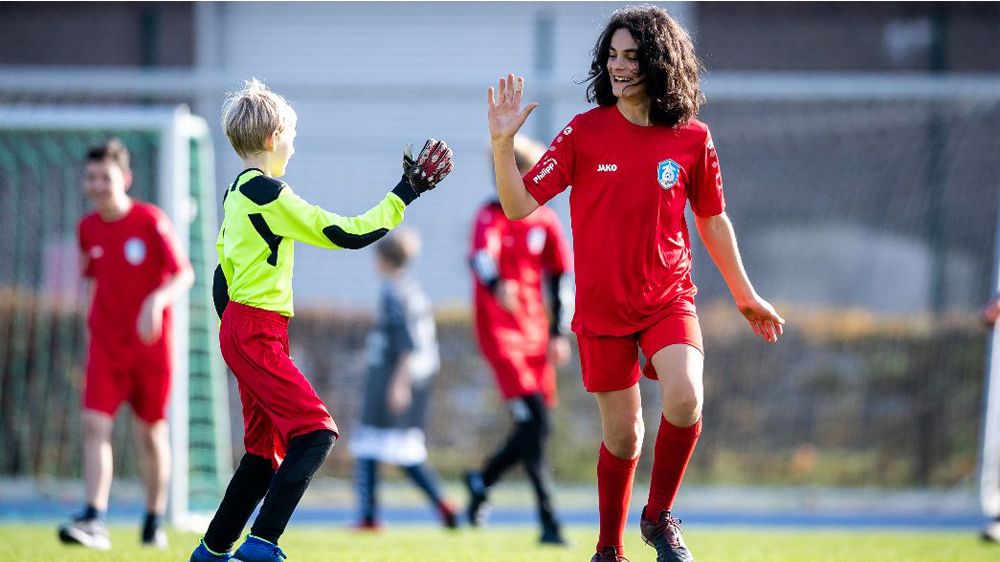 Kinder klatschen ein bei den FußballFreunde-Cups 2021