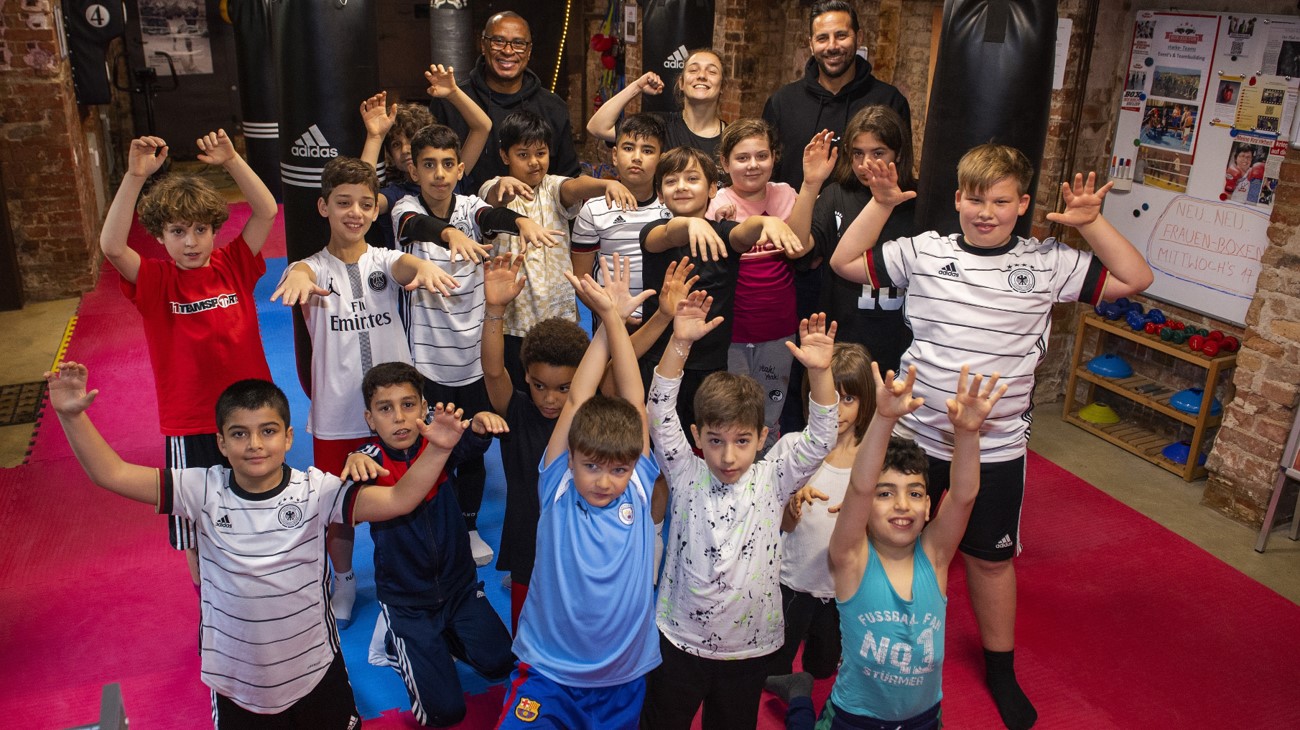 Die teilnehmenden Kindern mit Lena Büchner, Claudio Pizarro und Paulo Sérgio. ,