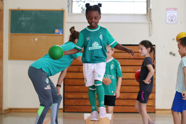Kinder beim vielfältigen Bewegungsangebot des Werder Spielraums