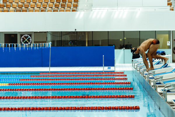 Taliso Engel beim Startsprung Schwimmen