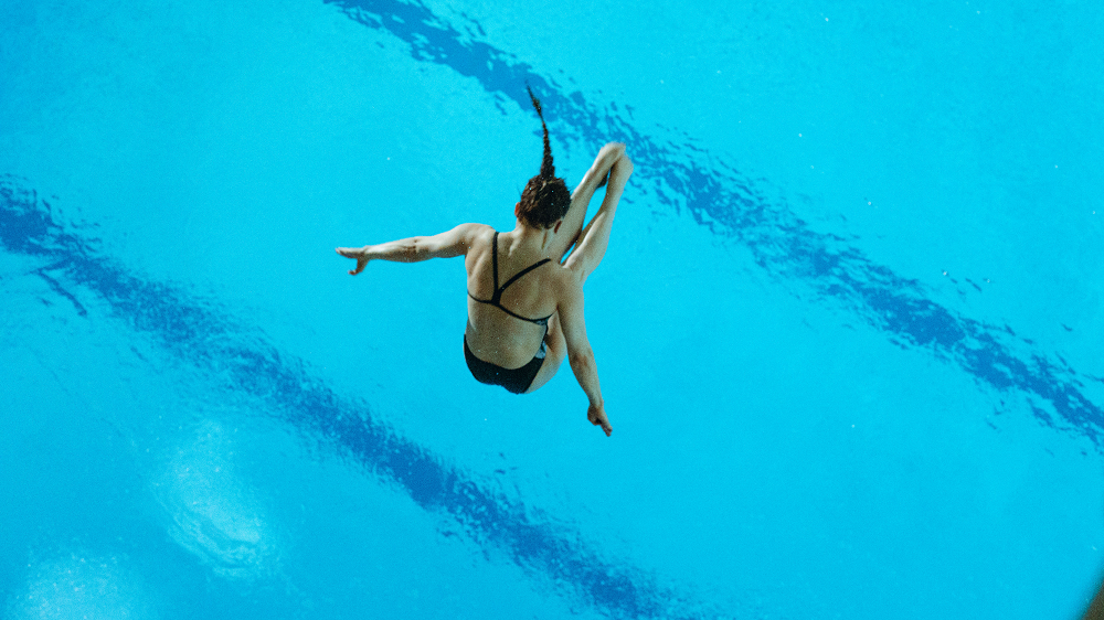 Lena Hentschel springt ins Wasser