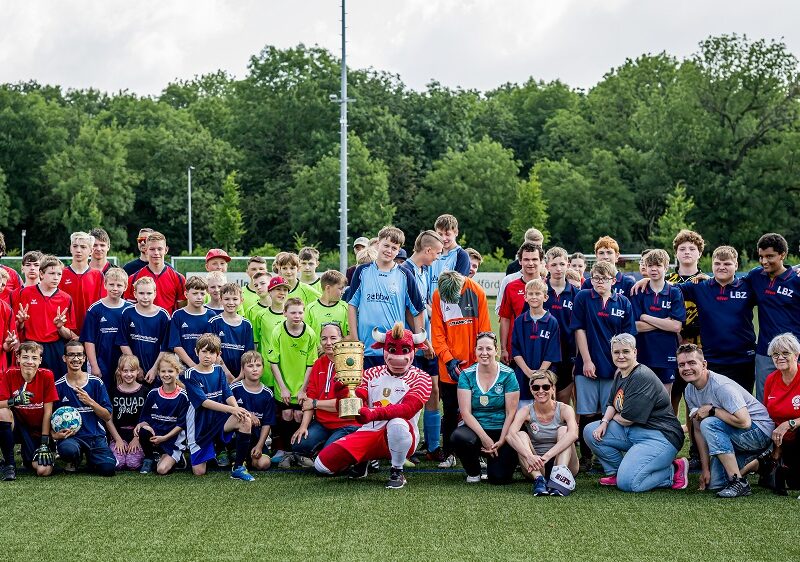 Gruppenfoto der Teilnehmenden beim FußballFreunde-Cup in Leipzig