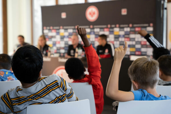 Kinder bei PK von Eintracht Frankfurt - Fußball trifft Kultur