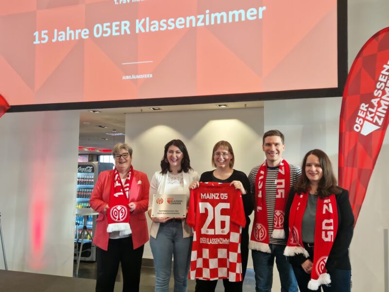 Bettina Brück (Staatssekretärin Ministerium für Bildung Rheinland-Pfalz), Ciara Widmann (Projektleiterin 05ER Klassenzimmer), Ina Bargmann (Vertreterin Lernort Stadion e.V.), Lars Pauly (Projektmanager DFL Stiftung), Dr. Nadine Seddig (Leiterin Programme und Fördermanagement DFL Stiftung)