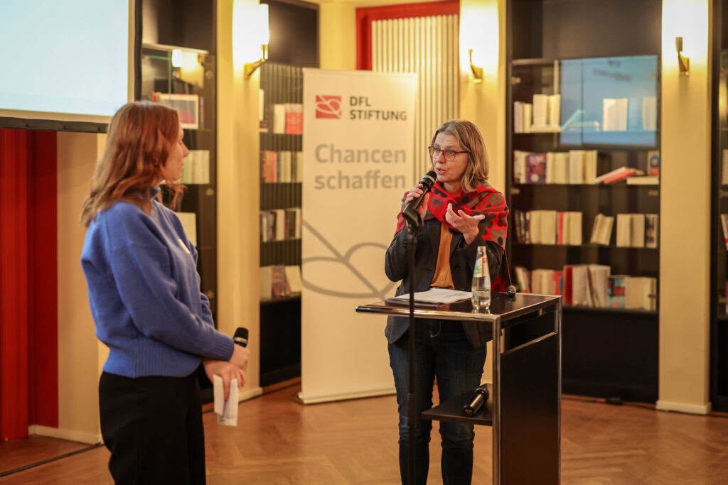 Diskussionsrunde mit Prof. Dr. Sabine Andresen bei der „Denkfabrik: Fußball, Demokratie und die Gen Z im Fokus“