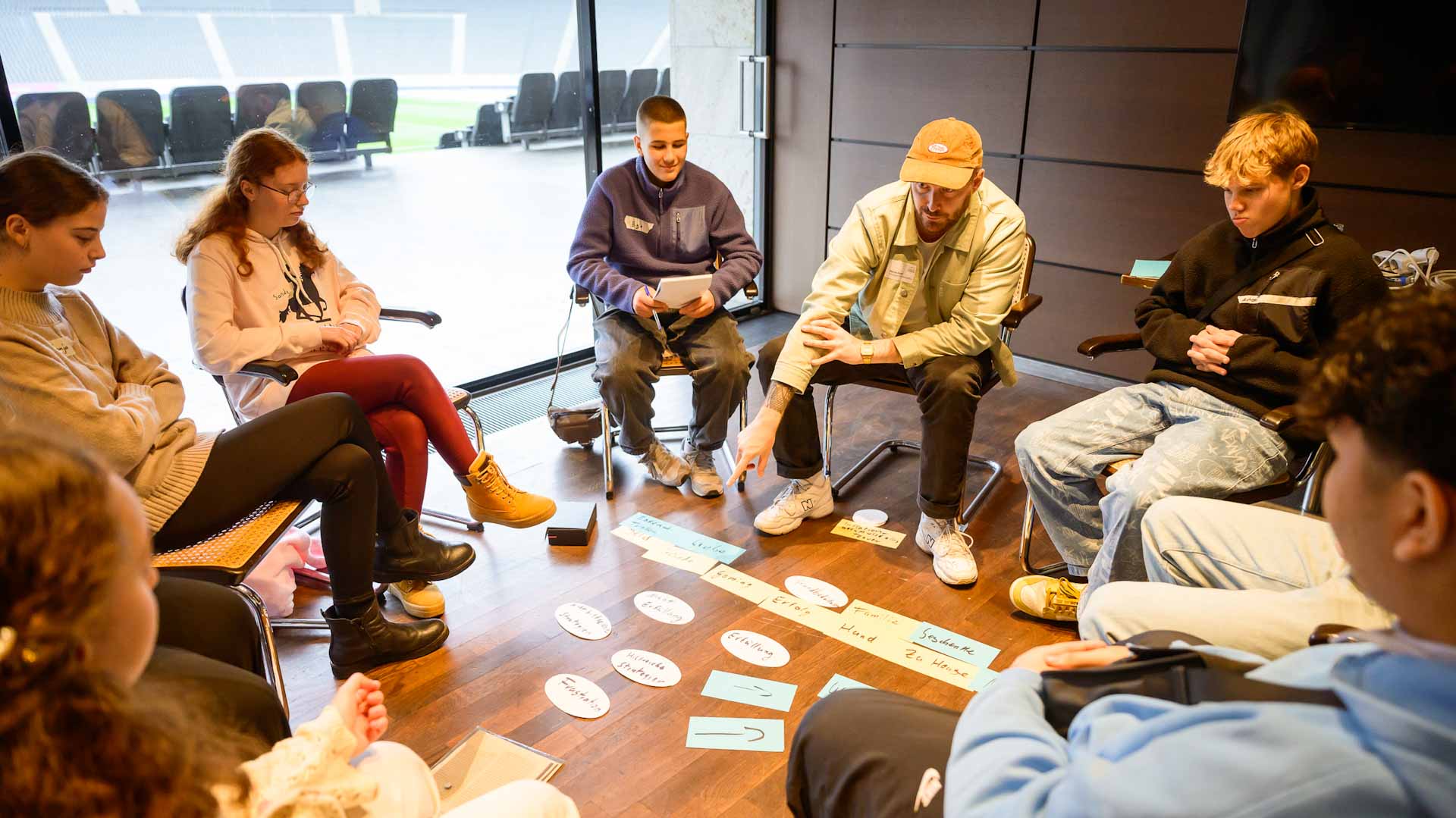 Jugendliche im Austausch mit dem Workshop-Leiter