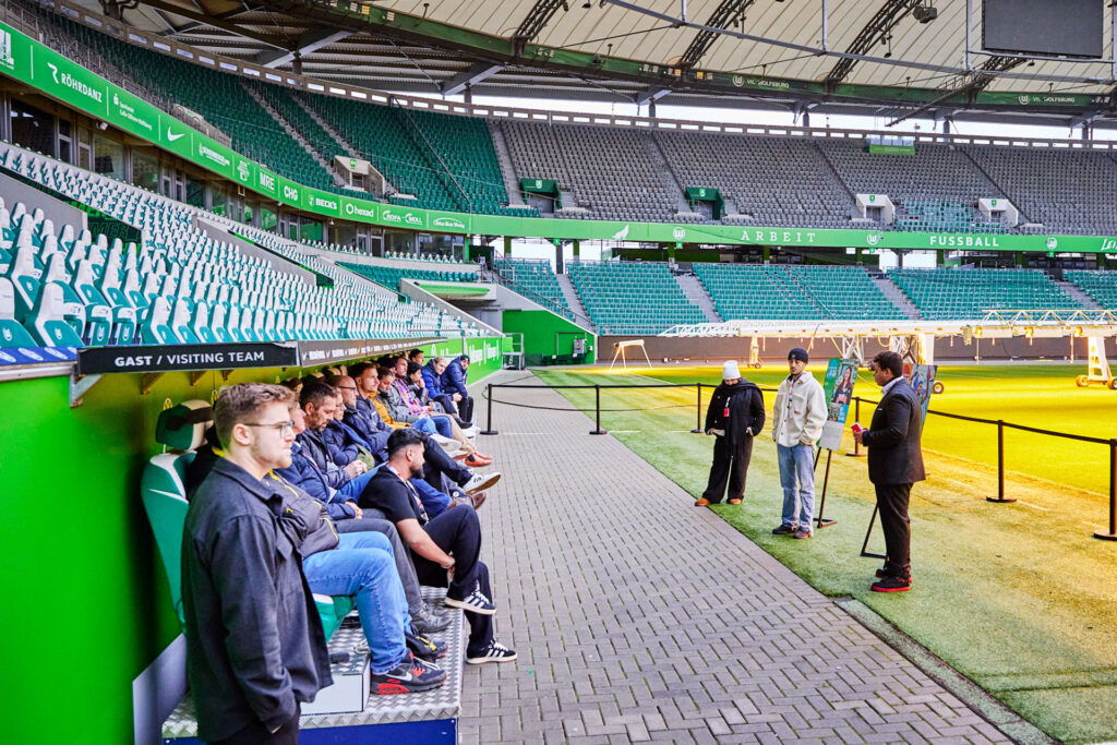 Workshops des Kickfair Jugendforums fanden auch auf der Auswechselbank des VfL Wolfsburg statt