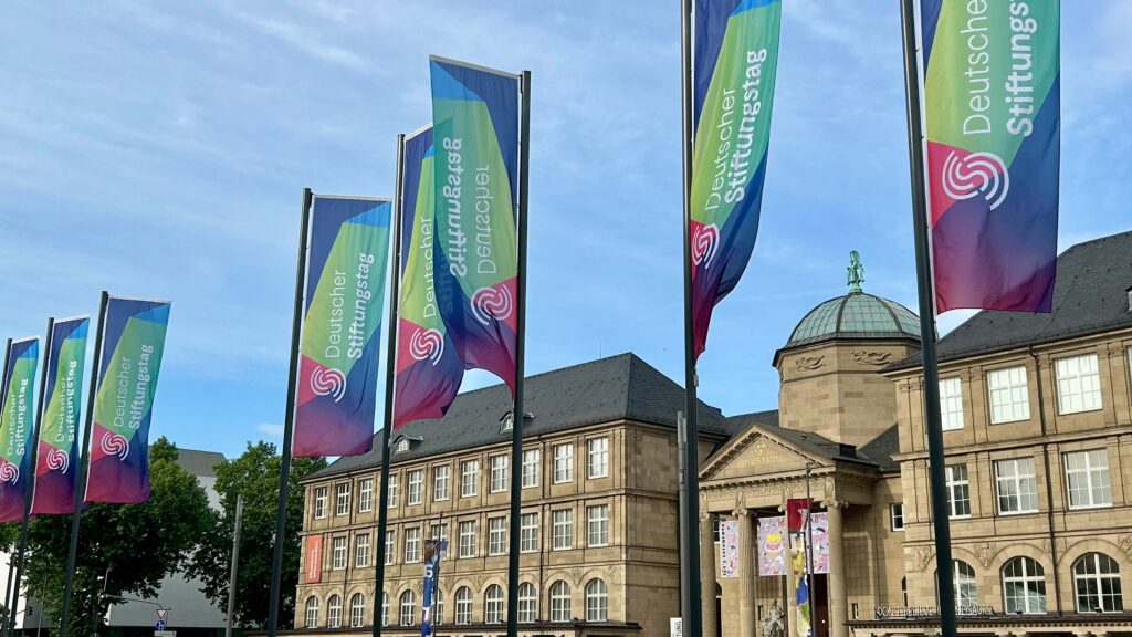 Stiftungstag-Flaggen vor dem RheinMain Congress Center in Wiesbaen