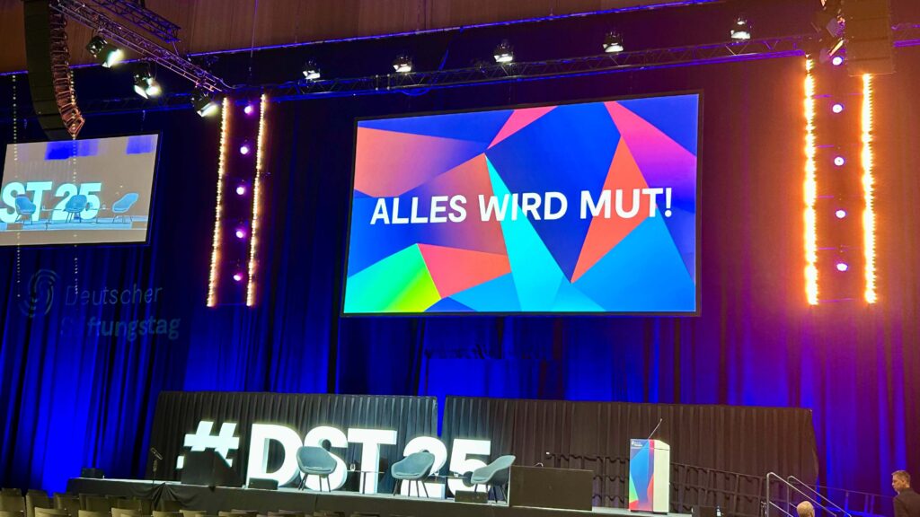 Bühnenprogramm beim Deutschen Stiftungstag mit dem Slogan: Alles wird Mut