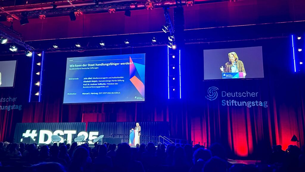 Bühnenprogramm beim Deutschen Stiftungstag: Julia Jäkel spricht auf der Bühne
