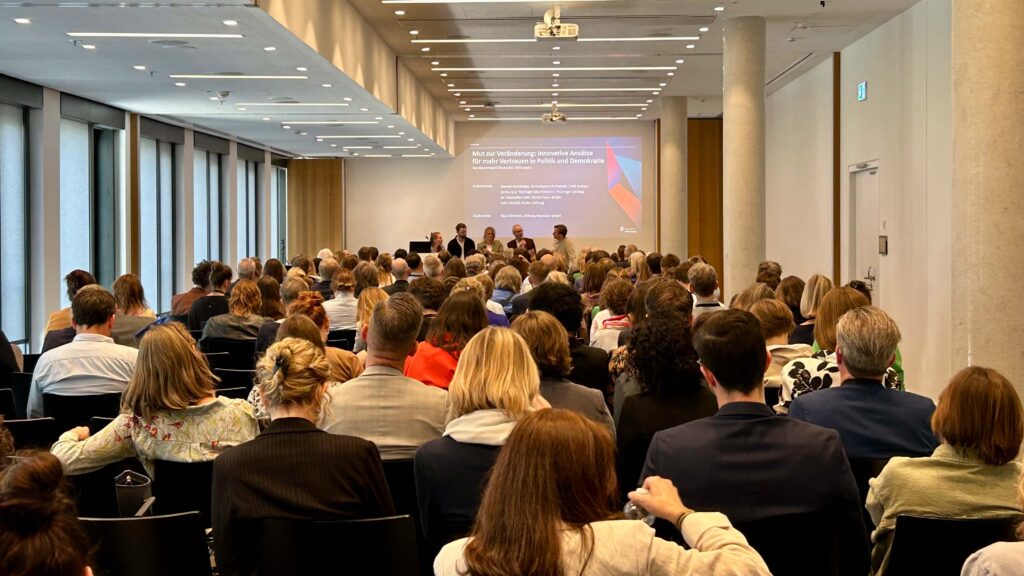 Die Teilnehmenden lauschen den Panels auf dem Deutschen Stiftungstag