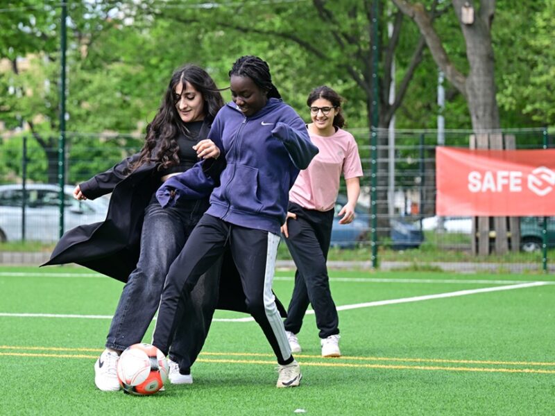 Die Mädchen vom Girls Hub Berlin spielen Fußball