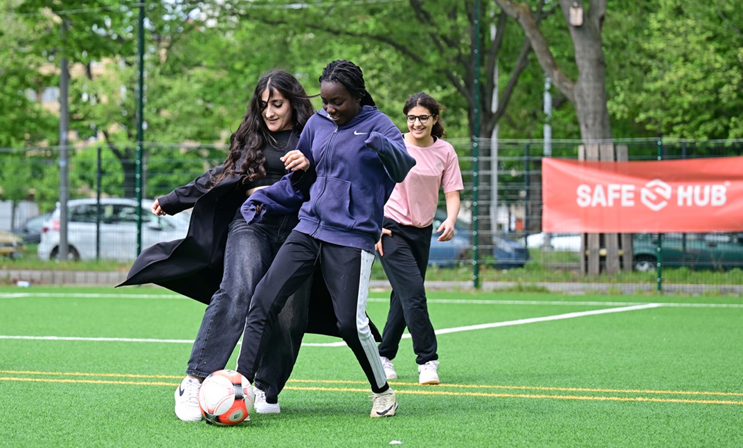 Die Mädchen vom Girls Hub Berlin spielen Fußball