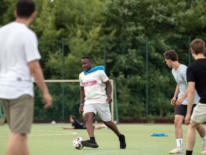 Kurator Matondo Castlo kickt mit Jugendlichen in Berlin-Neukölln