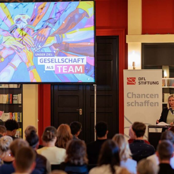 Franziska Fey spricht zu den Teilnehmenden der Denkfabrik 2025