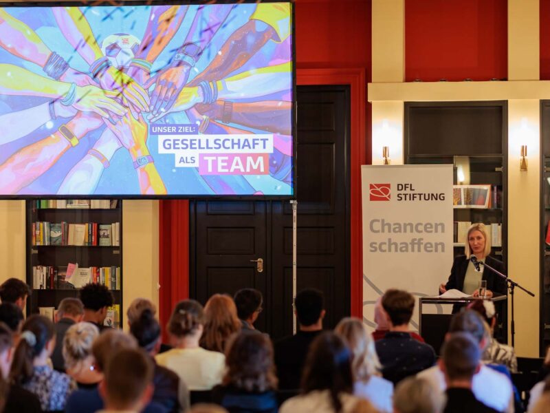 Franziska Fey spricht zu den Teilnehmenden der Denkfabrik 2025