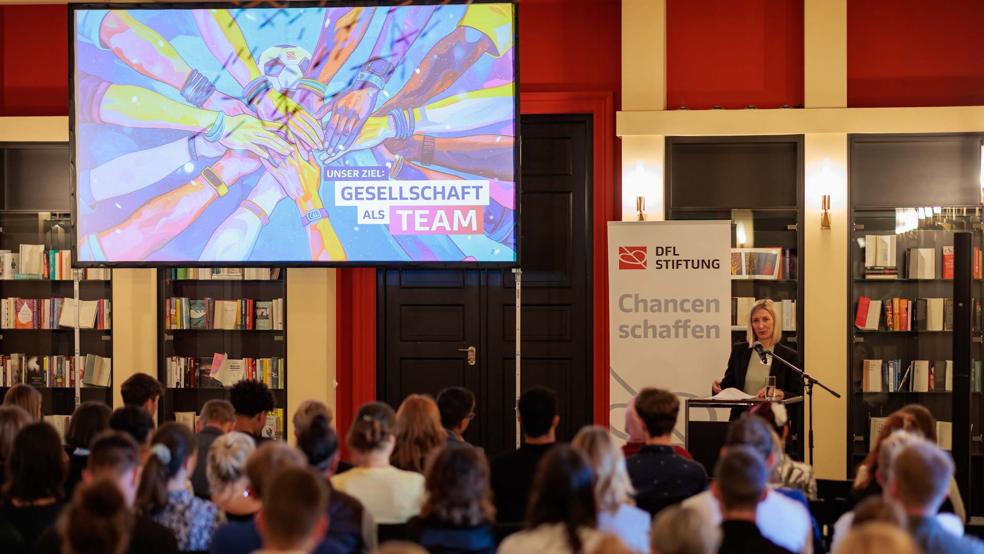 Franziska Fey spricht zu den Teilnehmenden der Denkfabrik 2025