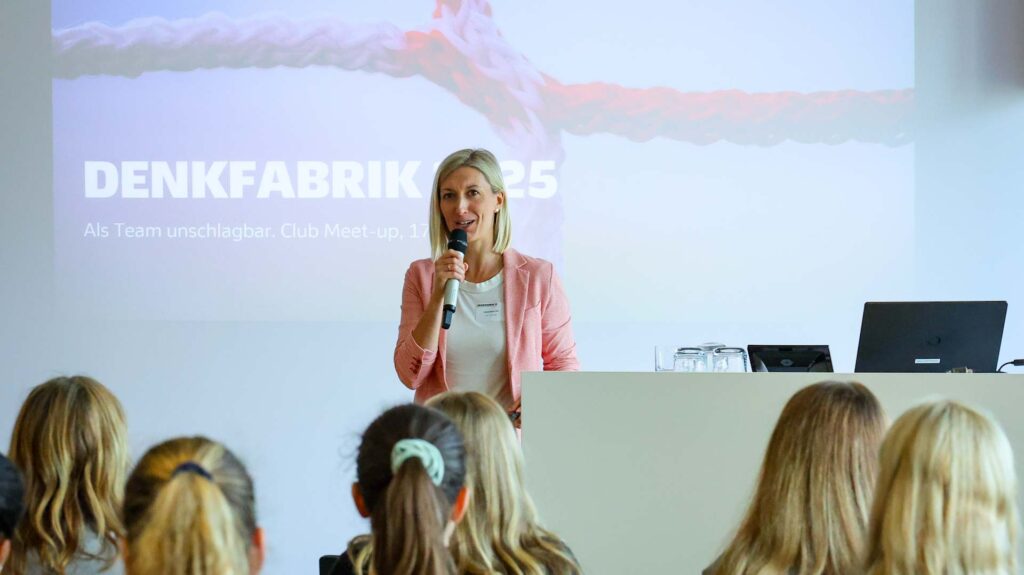 Franziska Fey spricht beim Club-Austausch der Denkfabrik 2025